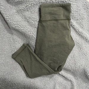 Lululemon crops size 6